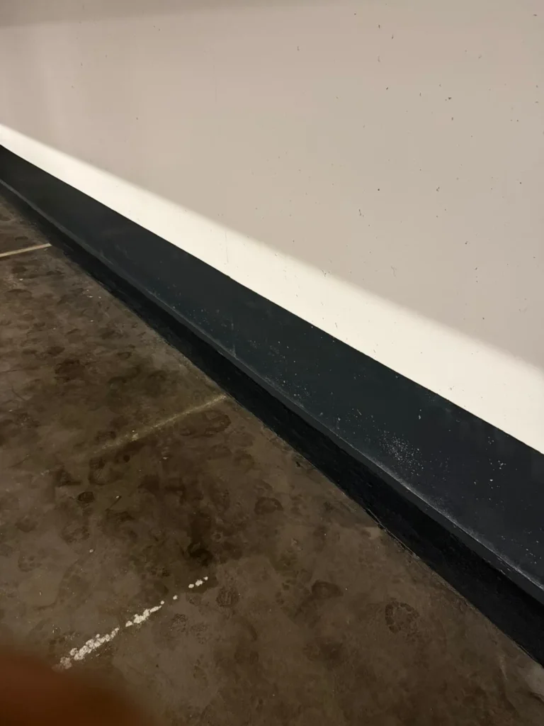 Abgedichteter Wandsockel
