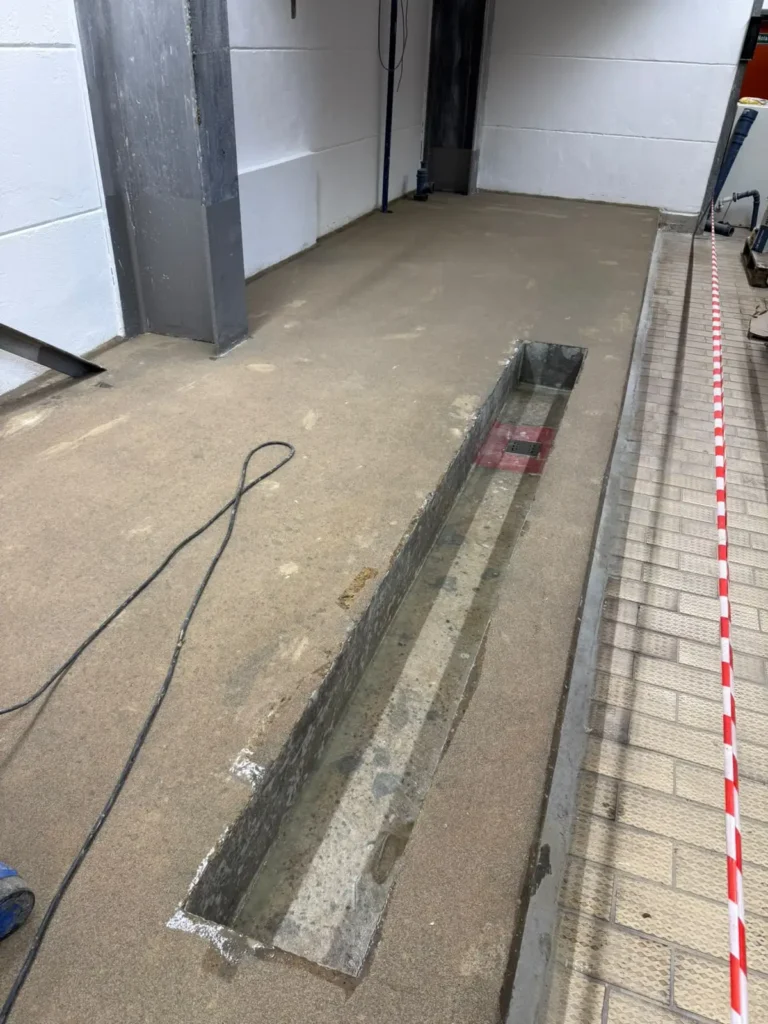 Entwässerungsrinne in einer Tiefgarage