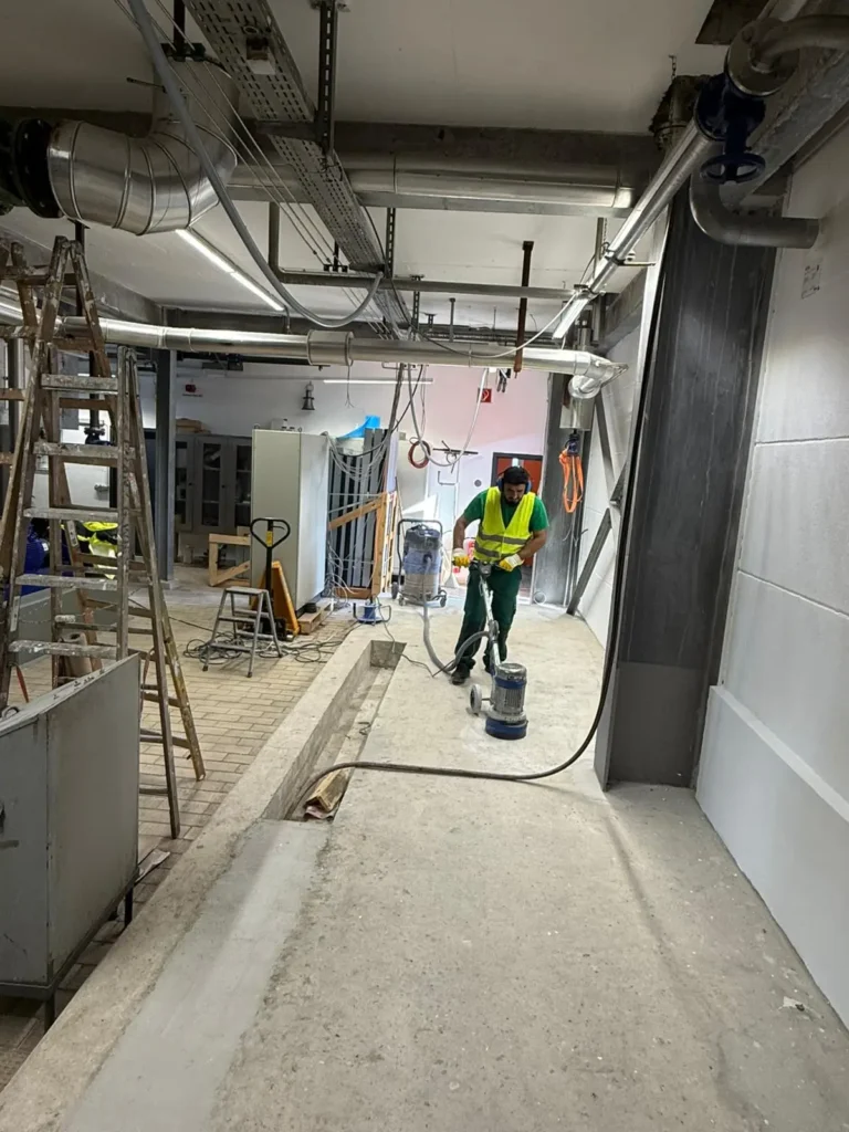 Bodenbearbeitung in einem Technikflur