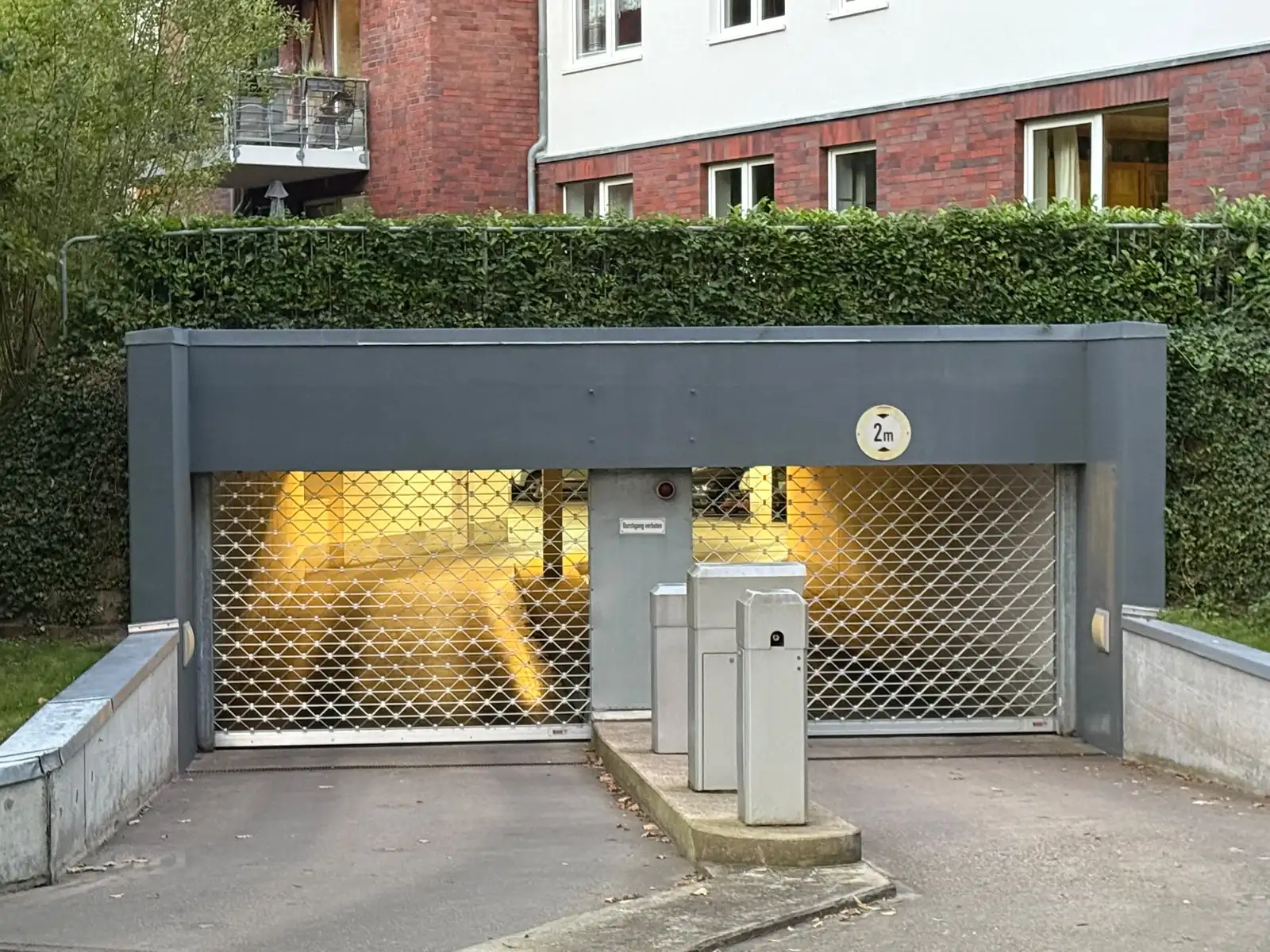 Einfahrt zu einer Tiefgarage in der Dämmerung