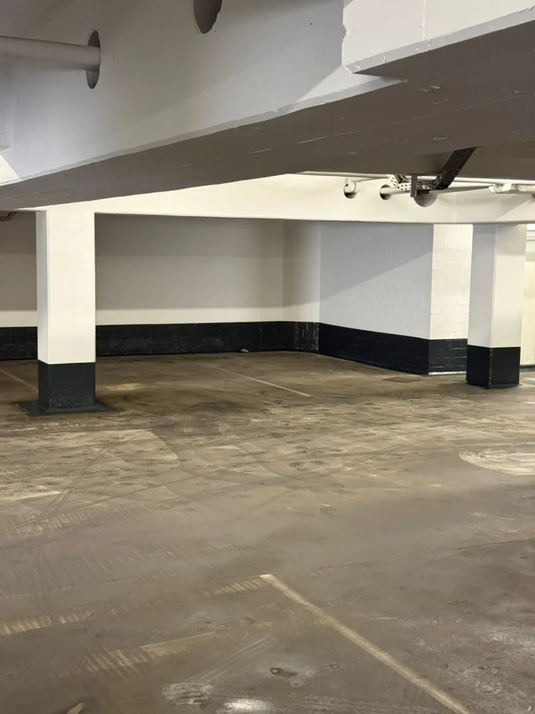 Parkebene mit Stützen