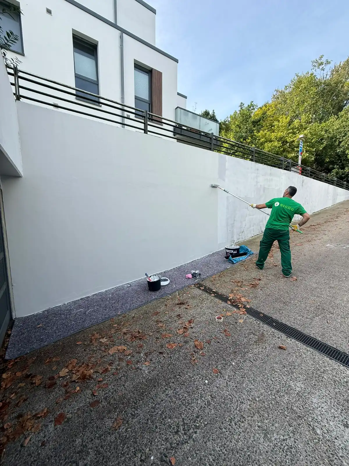 Beschichtungsarbeiten an einer Betonwand