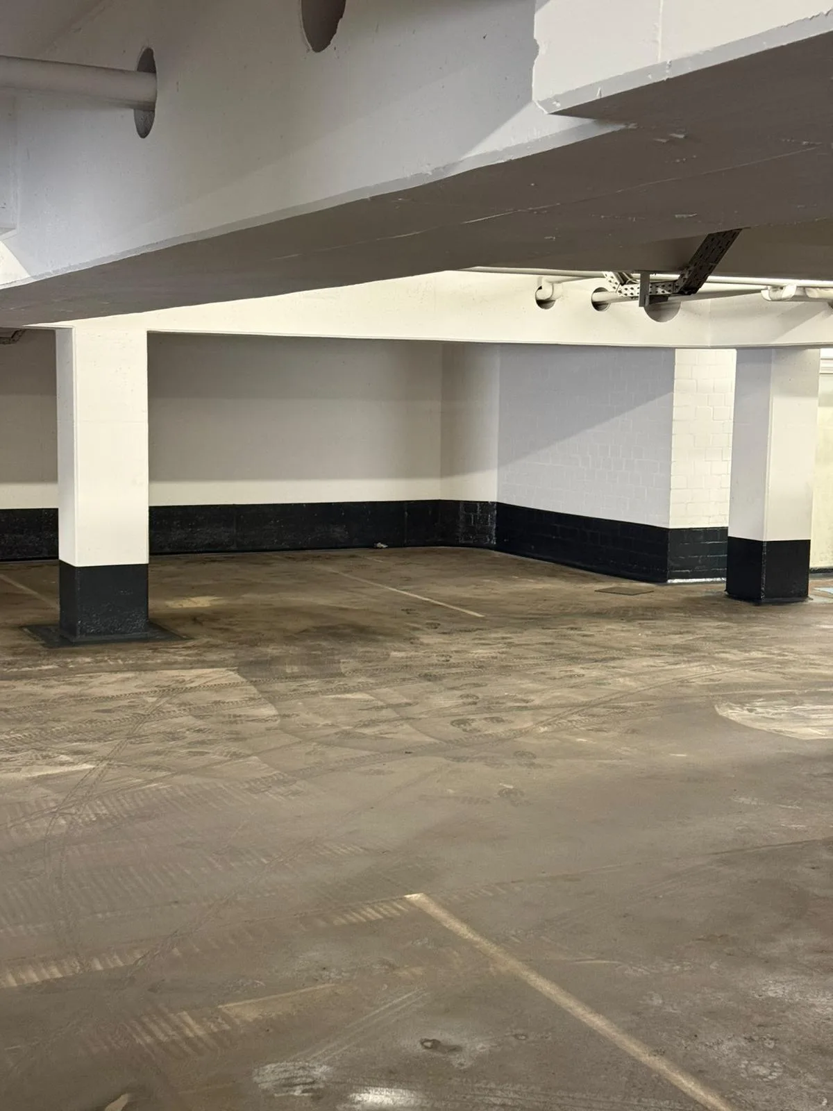 Bauarbeiten in Hamburg – Betoninstandsetzung, Abdichtung, Beschichtung 16 Parkdeck einer Tiefgarage nach der Vorbereitung für die Beschichtung