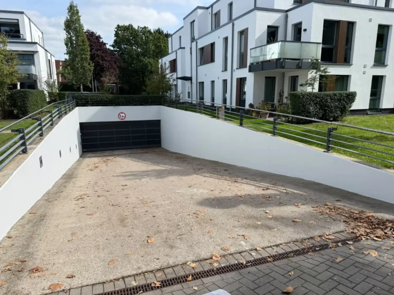 Tiefgaragenzufahrt an einer Wohnanlage