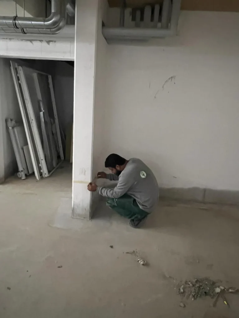 Arbeiten am Wandsockel