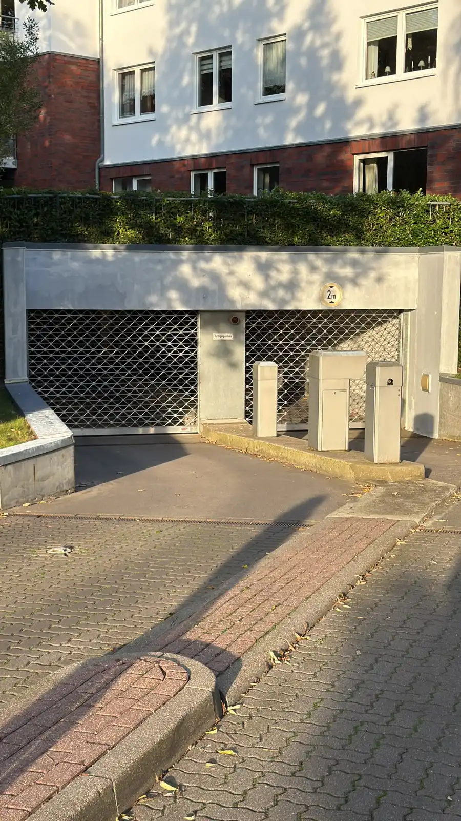 Zufahrtsrampe zu einer Tiefgarage