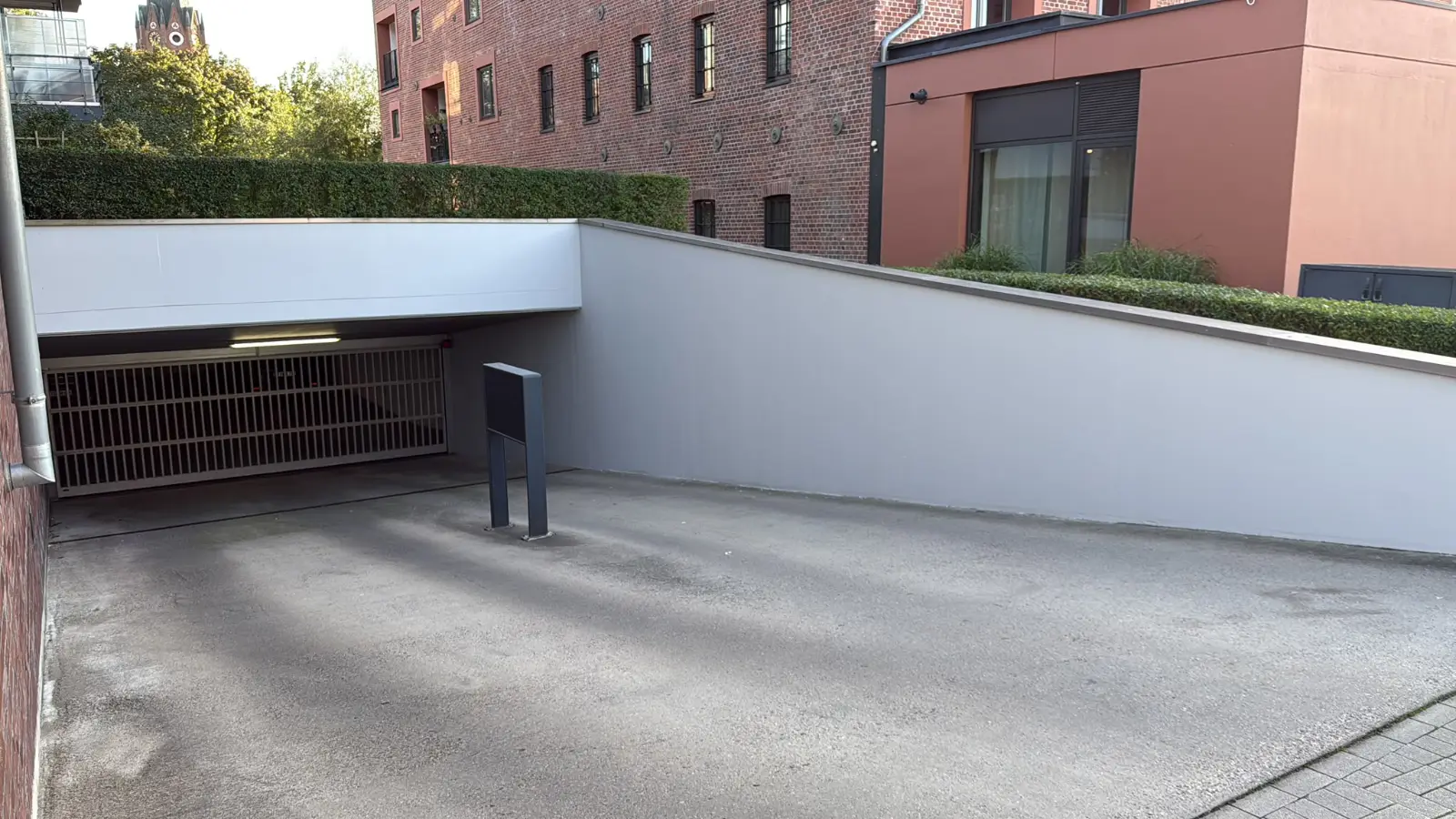 Zufahrtsbereich einer Tiefgarage mit sanierter Rampe