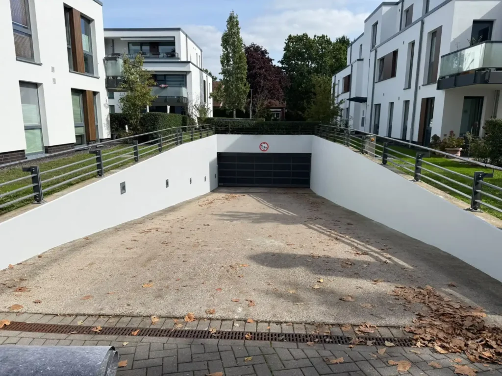 Zufahrtsrampe zu einer Tiefgarage nach der Instandsetzung